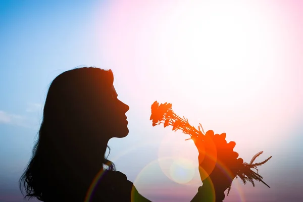 Park sunse doğada bir buket siluet ile Mutlu kız — Stok fotoğraf