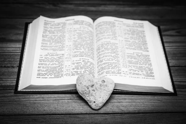 Biblia és a nap a szerelemben — Stock Fotó