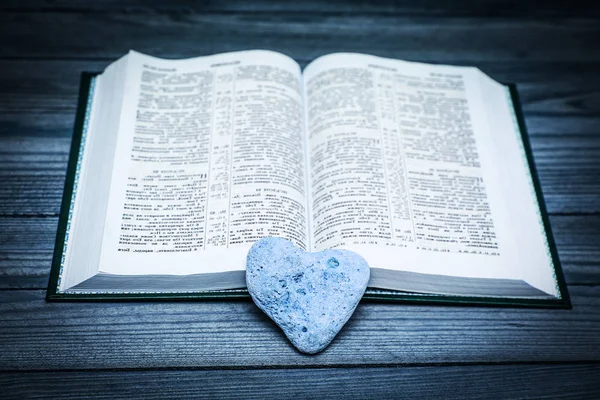 İncil ve aşık gün — Stok fotoğraf