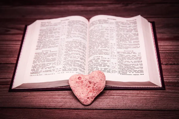 Bijbel en dag verliefd — Stockfoto