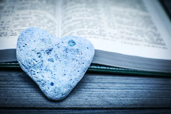 聖書と愛の日 — ストック写真