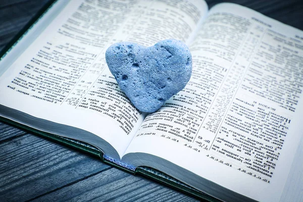 La Biblia y el día en amor — Foto de Stock