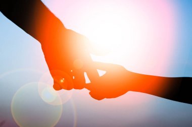 natur gün batımında bebek el silueti ile mutlu ebeveyn baba