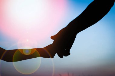 natur gün batımında bebek el silueti ile mutlu ebeveyn baba