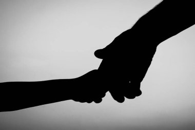 natur gün batımında bebek el silueti ile mutlu ebeveyn baba