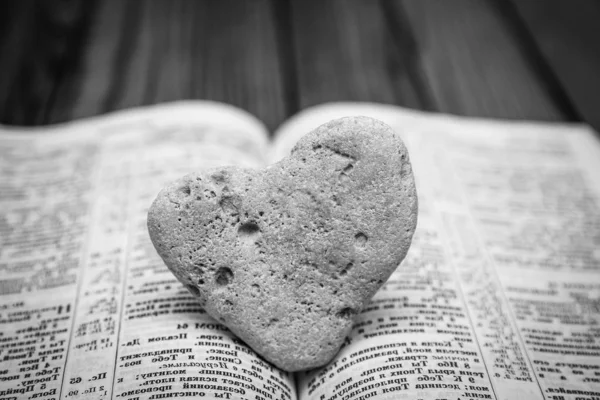 Βίβλος και μέρα στην αγάπη — Φωτογραφία Αρχείου