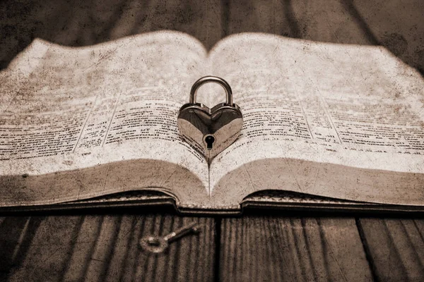 Oude foto Bijbel en Happy valentine's dag in liefde achtergrond — Stockfoto