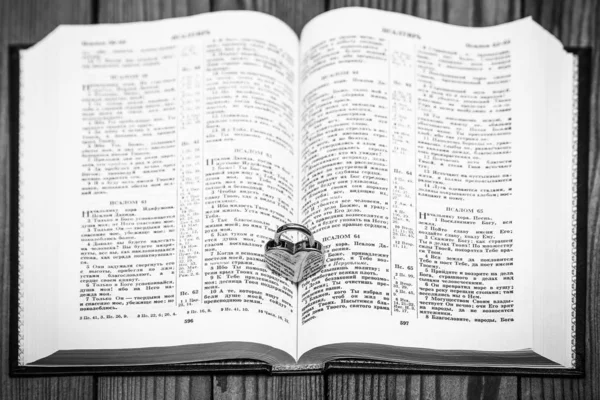 Biblia i dzień zakochany — Zdjęcie stockowe