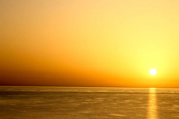 Schöner früher Sonnenuntergang auf dem Meeresgrund — Stockfoto