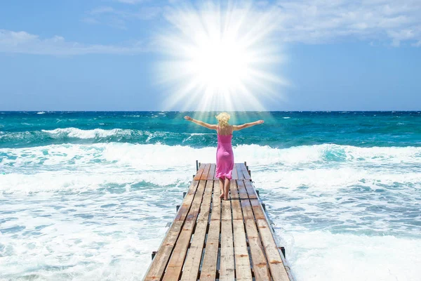 Beautiful girl on the pier of the sea shore — Stock Photo, Image