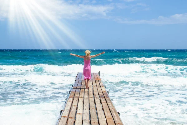 Mooi meisje op de pier van de zee kust — Stockfoto