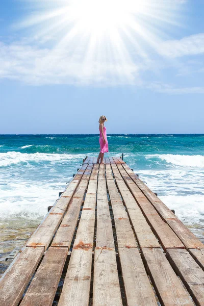 Menina bonita no cais da costa do mar — Fotografia de Stock