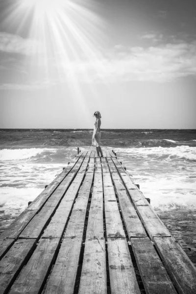 Bella ragazza sul molo della riva del mare — Foto Stock