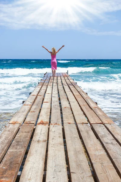 Mooi meisje op de pier van de zee kust — Stockfoto