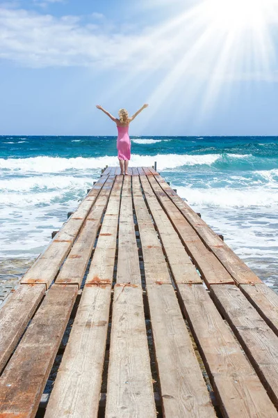 Mooi meisje op de pier van de zee kust — Stockfoto