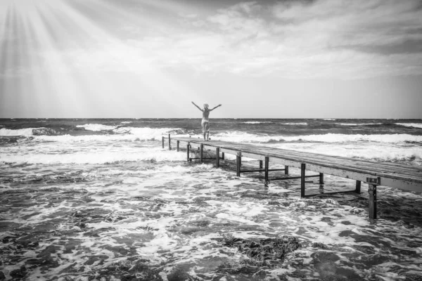 Schöne Mädchen auf der Seebrücke des Meeres — Stockfoto