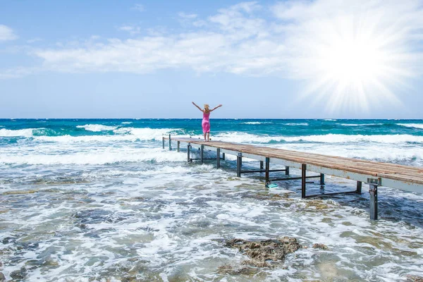 Beautiful girl on the pier of the sea shore — Stock Photo, Image