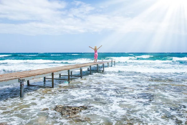 Beautiful girl on the pier of the sea shore — Stock Photo, Image