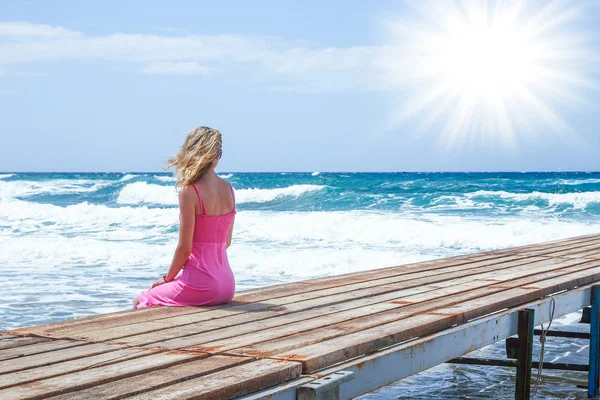 Mooi meisje op de pier van de zee kust — Stockfoto