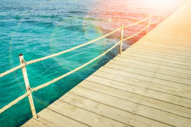 Doğa arka planda şık güzel deniz iskelesi yol