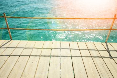 Doğa arka planda şık güzel deniz iskelesi yol