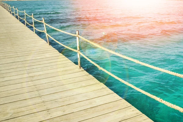 Doğa arka planda şık güzel deniz iskelesi yol