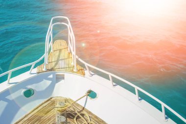 Deniz arka planda şık güzel gemi yat