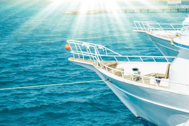 Deniz arka planda şık güzel gemi yat