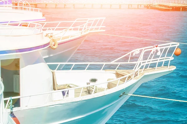 Стильно красивая яхта на морском фоне — стоковое фото