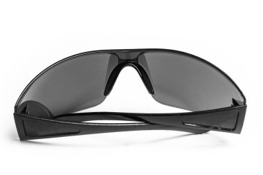 Beyaz arkaplanda şık güneş gözlükleri