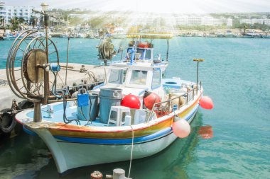 Deniz kıyısında tekneleri ve yatları olan bir iskele.