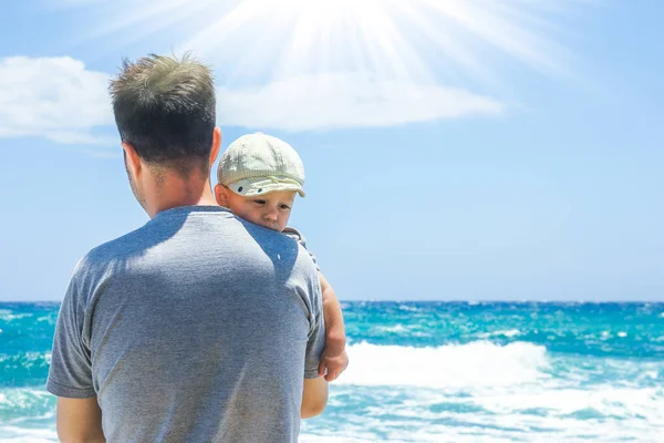 Lycklig förälder med ett barn vid havet i det fria — Stockfoto
