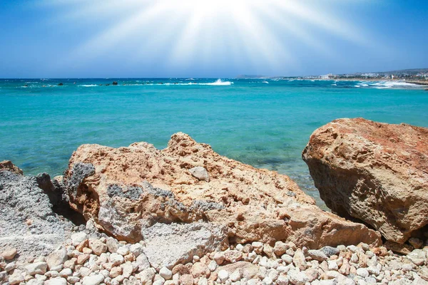 Mooi strand met golven in de natuur van de achtergrond — Stockfoto