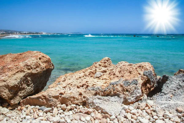 Vacker strand med vågor i naturen av bakgrunden — Stockfoto