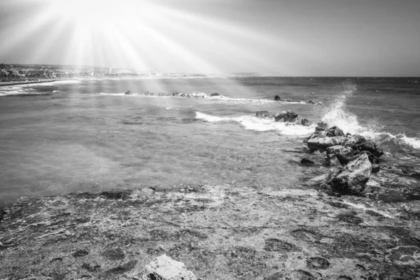 Beautiful beach with waves in the nature of the background — Stock Photo, Image