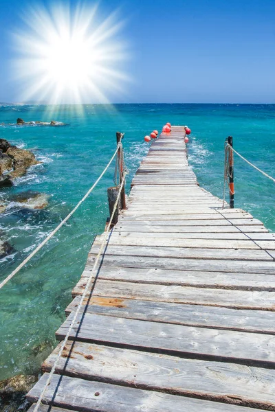 Mooie jachthaven aan de kust van de zee achtergrond — Stockfoto