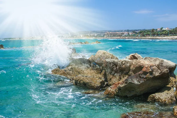 Belle plage avec des vagues dans la nature du fond — Photo