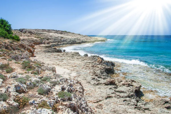 Hermosa playa con olas en la naturaleza del fondo — Foto de Stock