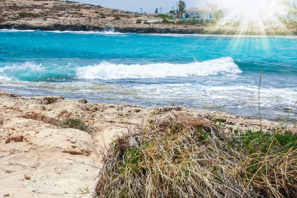 Vacker strand med vågor i naturen av bakgrunden — Stockfoto