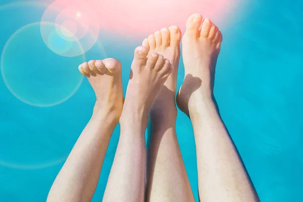 De belles jambes élégantes sur un yacht de bateau dans le fond de la mer — Photo