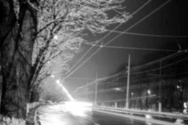 Árboles cerca de la carretera en la noche de invierno en la naturaleza — Foto de Stock