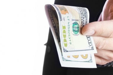 Beyaz arka planda parası olan bir iş adamı