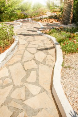 Denizde güzel bir yol, doğa arka planında.