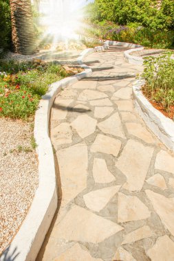 Denizde güzel bir yol, doğa arka planında.