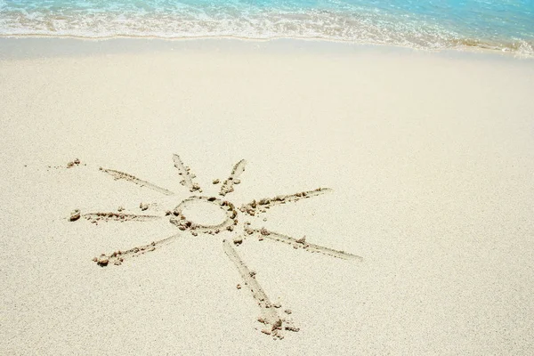 해변 주변의 모래 위에 아름다운 그림을 그린 모습 — 스톡 사진