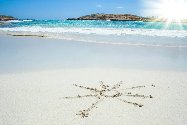 Mooie tekening op het zand bij de zee kust achtergrond — Stockfoto