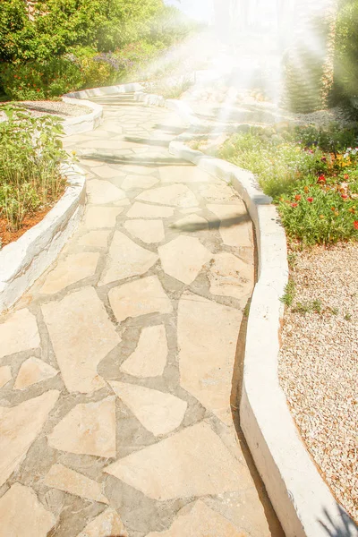 Denizde güzel bir yol, doğa arka planında. — Stok fotoğraf