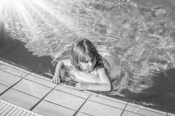 Счастливый ребенок играет у бассейна у моря — стоковое фото