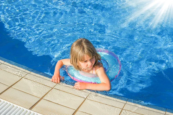 Een gelukkig kind speelt bij het zwembad aan zee — Stockfoto