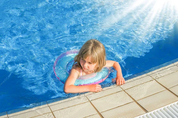 A happy child plays by the pool by the sea — Stock Photo, Image